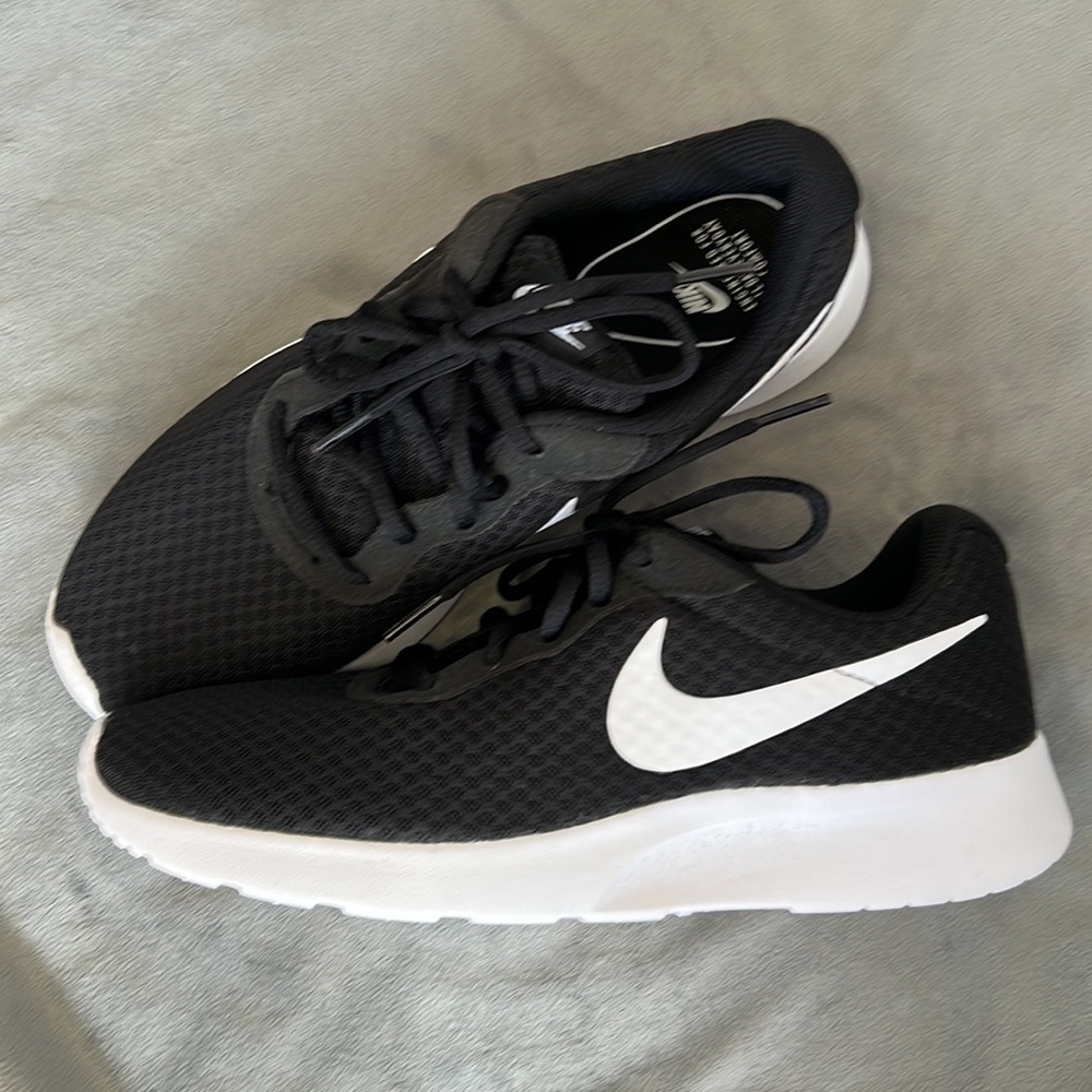 Woman’s Nike Tanjun Running shoe size 9